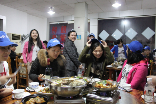 大家正在享受美味佳肴