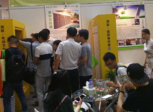 客户现场体验湘联门窗